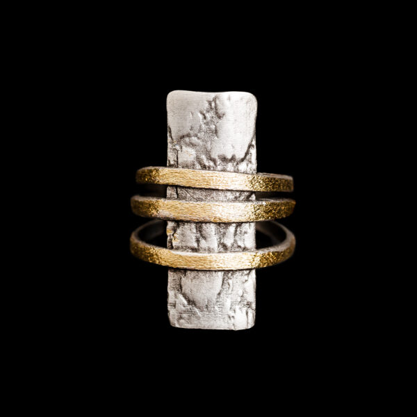 Χειροποίητο δαχτυλίδι με ανάγλυφες λεπτομέρειες