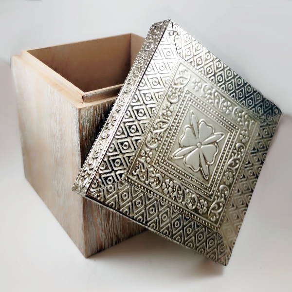 Ξύλινο κουτί με μεταλλική επένδυση