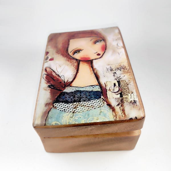 Ξύλινο κουτί με κορίτσι