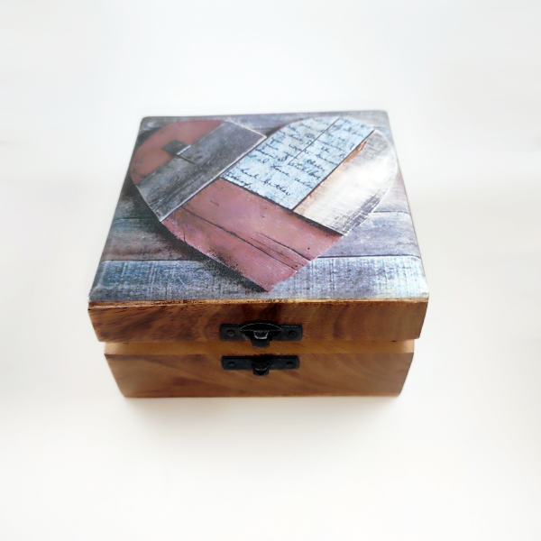 Ξύλινο κουτί με καρδιά