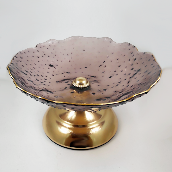 Γυάλινη πιατέλα με μεταλλική βάση